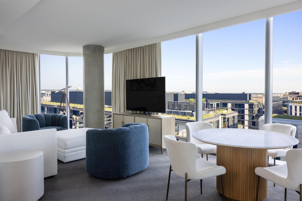 Suite, 1 King Bed thumbnail 5