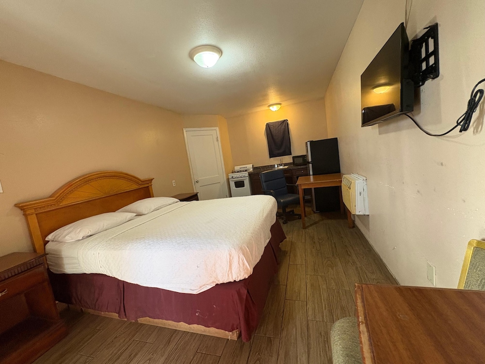 Room, 1 Queen Bed, Smoking (Kitchenette)
