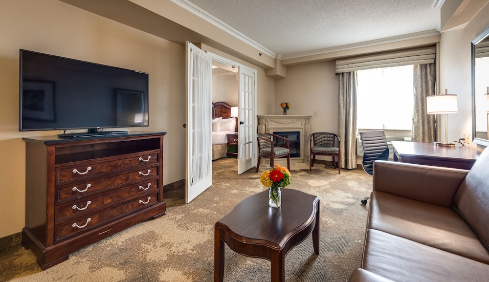 Deluxe King Suite with Jetted Tub-Separate Living Room - Photo 1