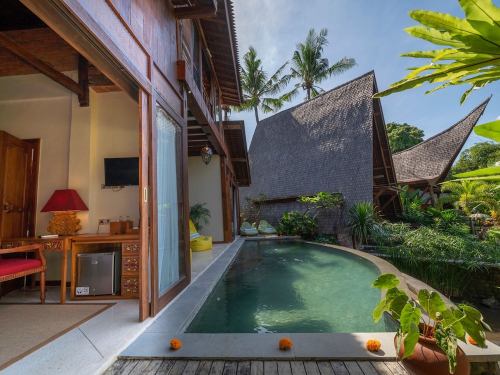 Ethnical Three Bedroom with Pool - Photo 6
