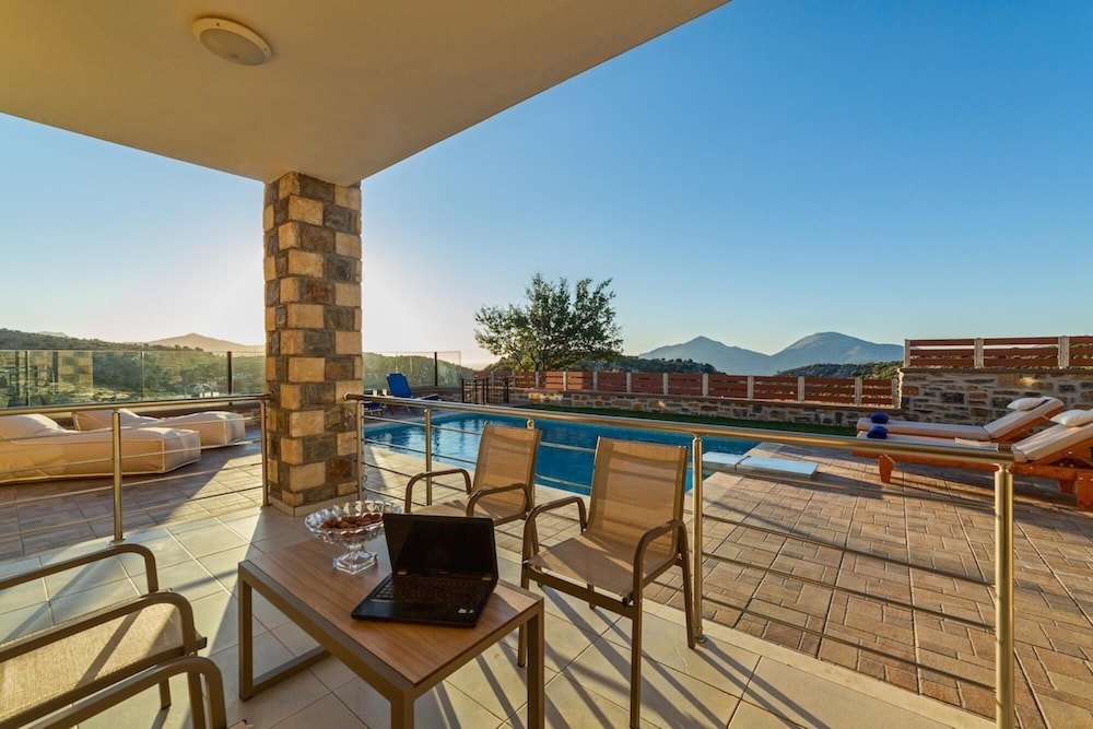 Villa photo 2