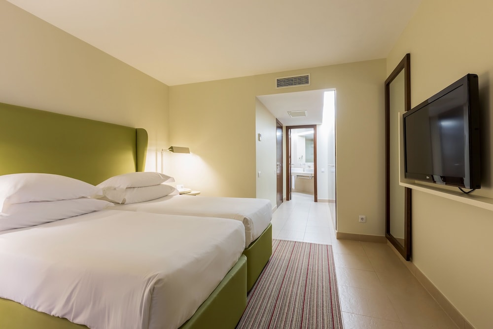 Suite, 2 Bedrooms - Photo 4