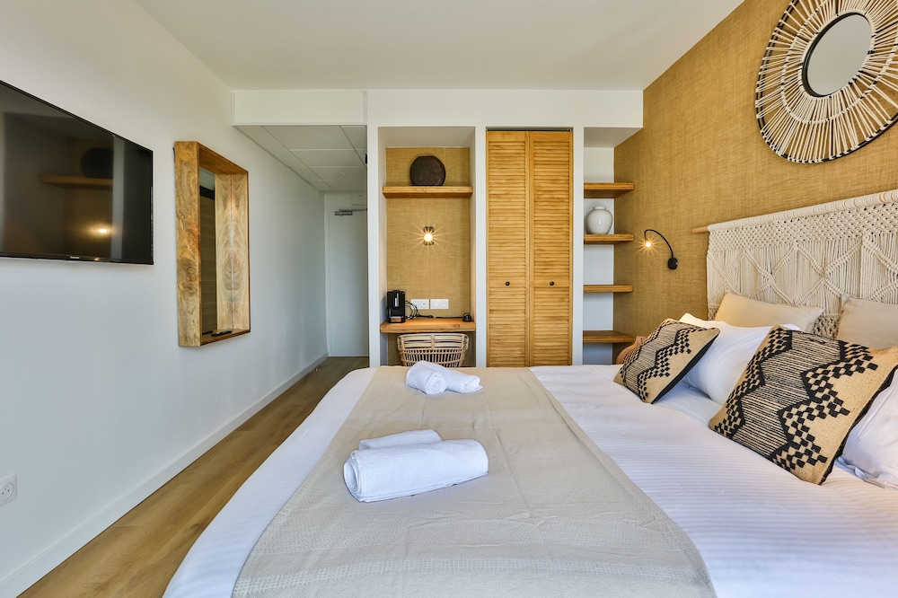 Double Room, 1 King Bed, Balcony, Sea View photo 3