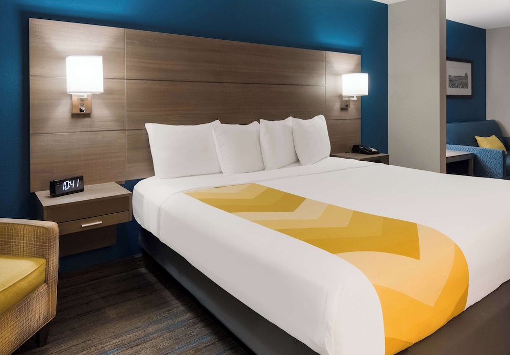 Suite, 1 King Bed, Accessible, Refrigerator & Microwave - Photo 3