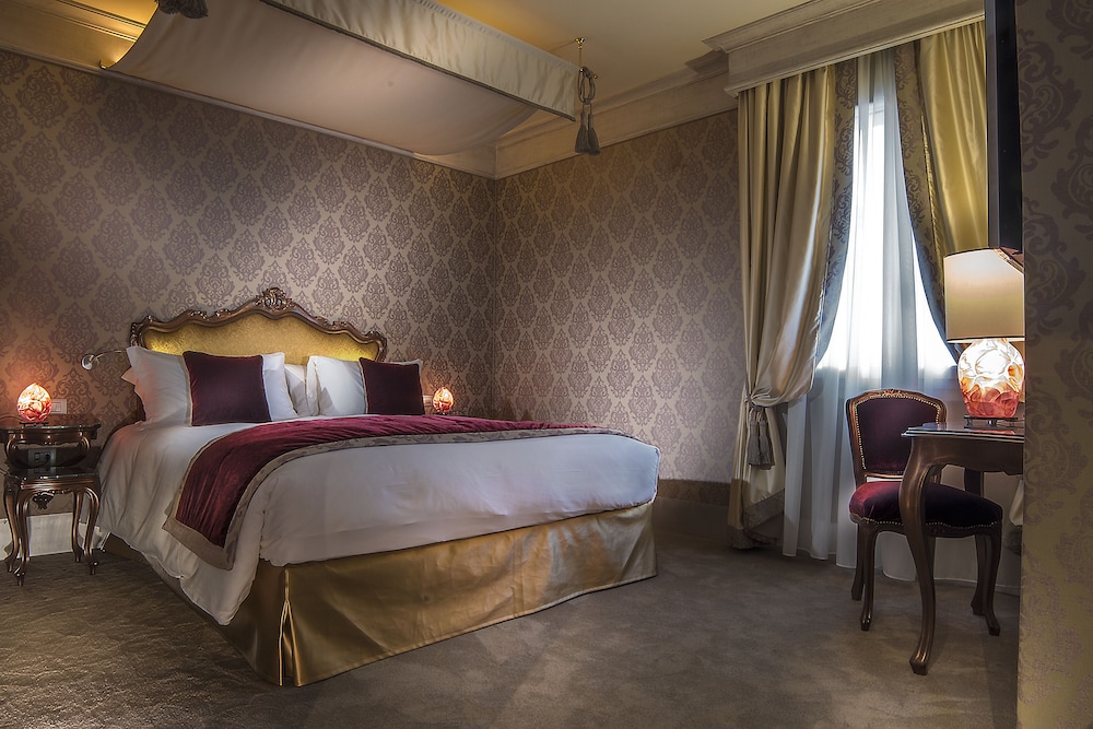 Deluxe Triple Room, 1 King Bed with Sofa bed, Balcony (Canal View)