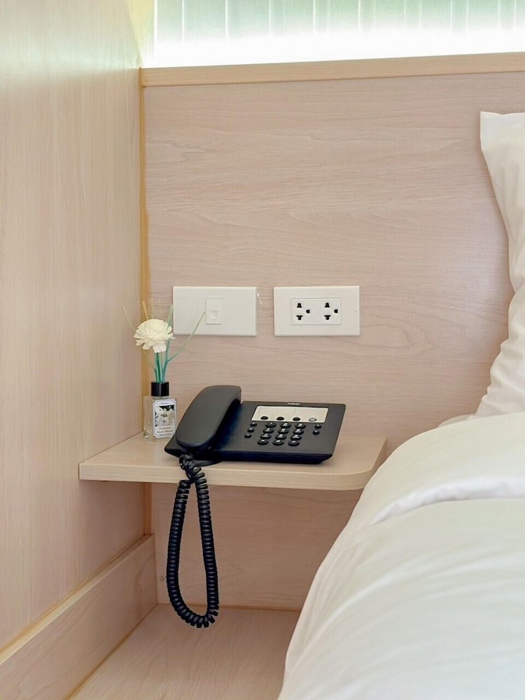 Deluxe Double Room, No Window, Non-Smoking photo 2