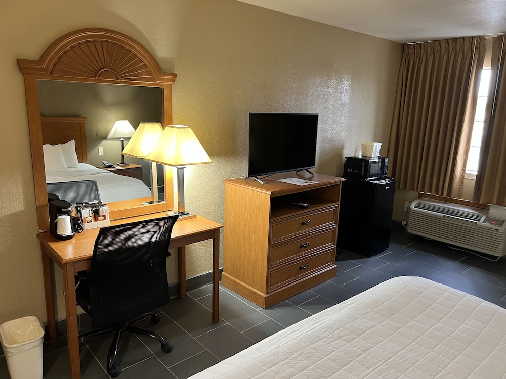 Room, 1 King Bed, Accessible, Smoking - Photo 3