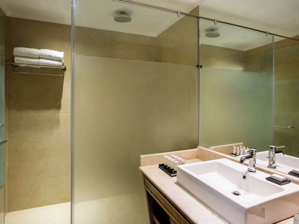 Executive Suite, 1 King Bed, Garden View