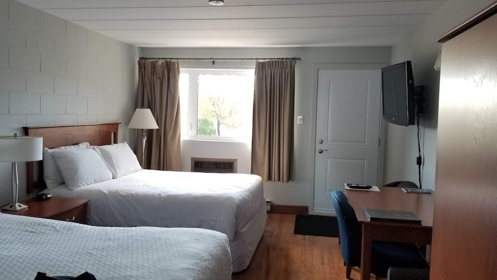 Economy Room, 2 Double Beds, Accessible, Non Smoking photo 1