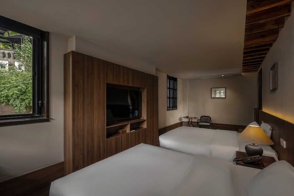 Signature Twin Room, Patio, Hill View