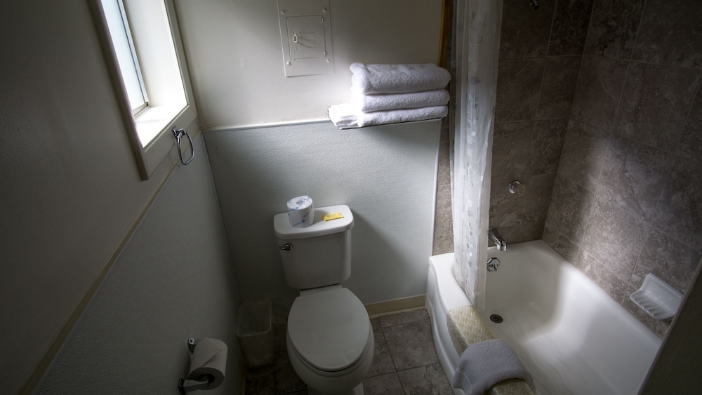 Classic Room, 2 Queen Beds, Non Smoking, Courtyard View photo 3