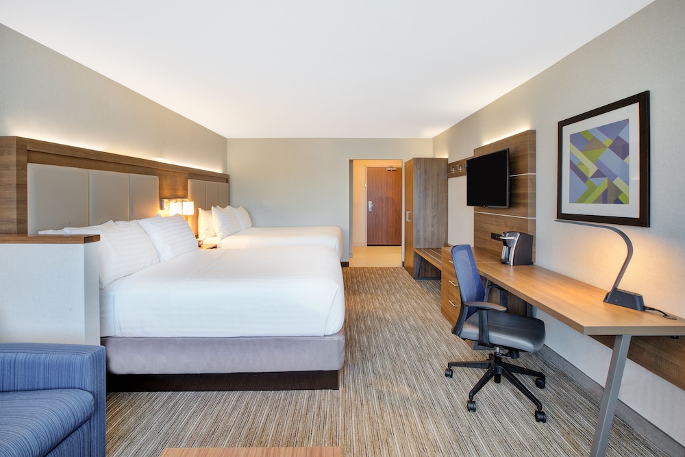 Suite, 1 King Bed, Accessible (Mobility, Accessible Tub) photo 2