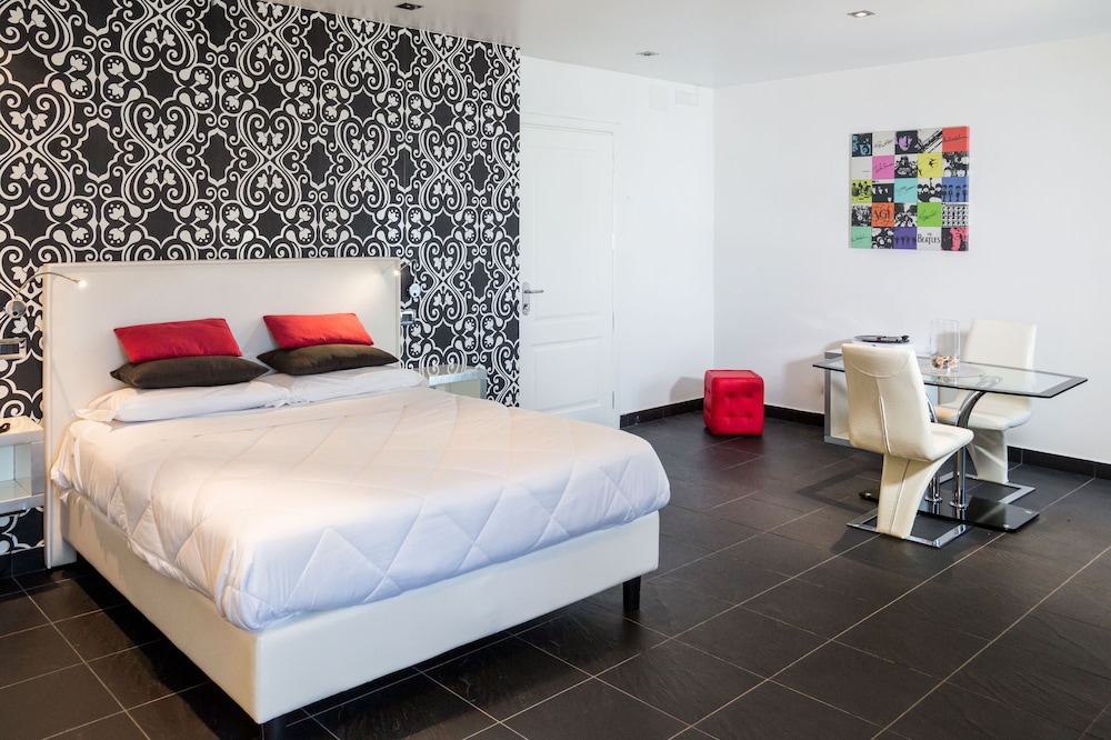 Deluxe Suite - Photo 7