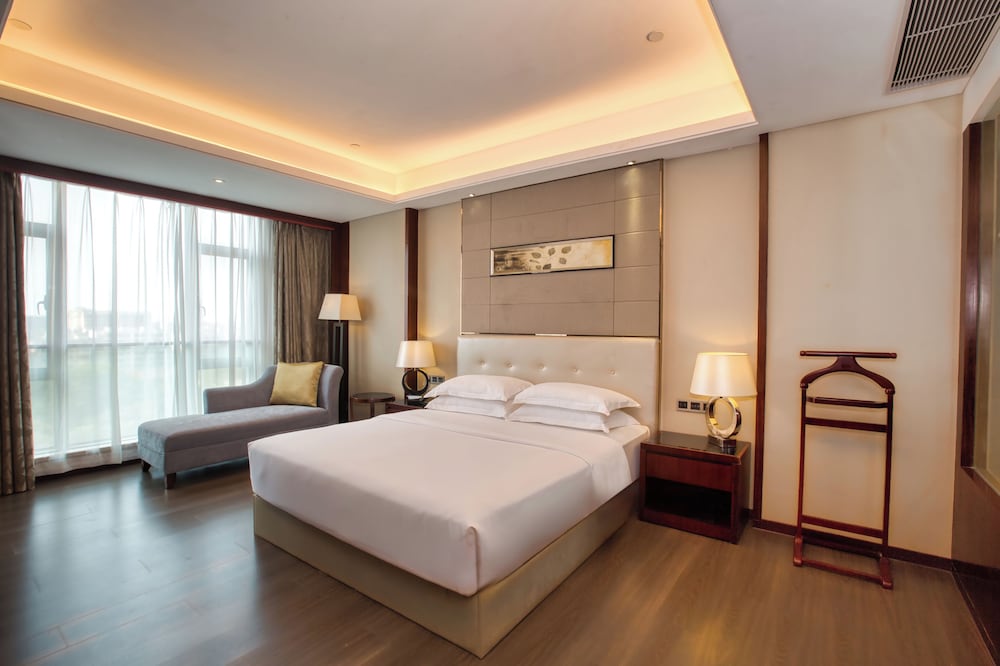 Deluxe King Room photo 1