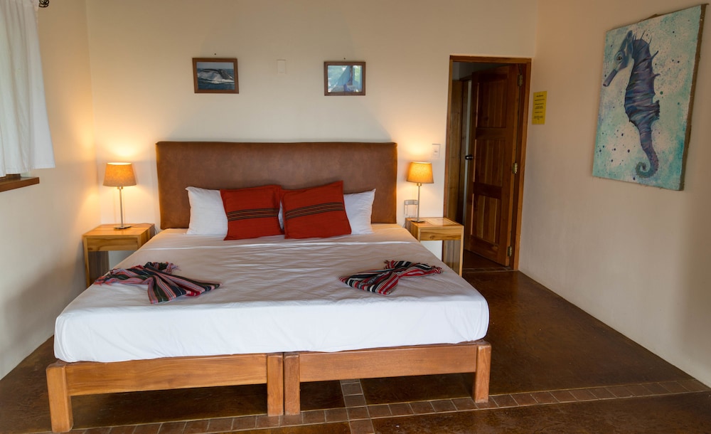 Deluxe Room, 1 King Bed, Pool View, Courtyard Area photo 2