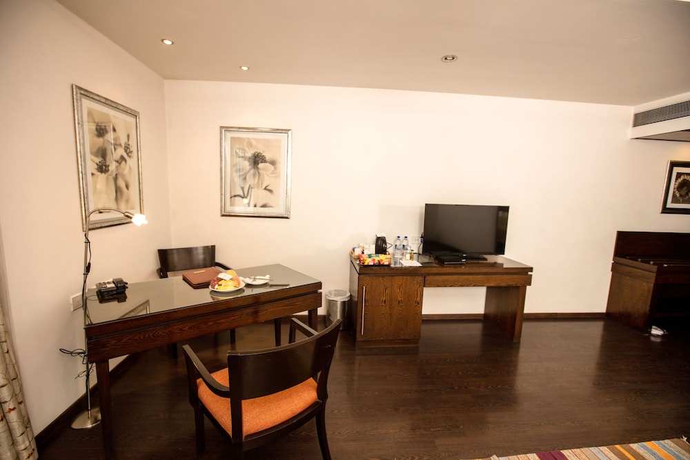 Executive Suite - Photo 3