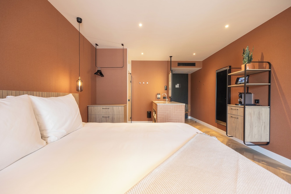 Deluxe Double Room, 1 King Bed photo 3