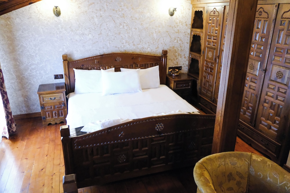 Grand Quadruple Room, City View photo 3