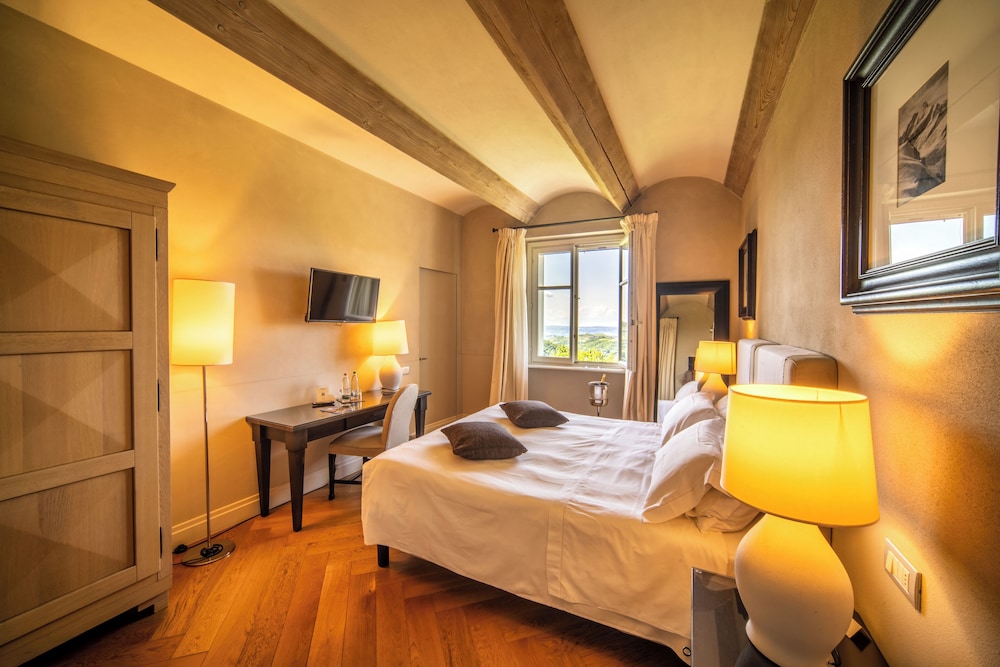 Deluxe Room, 1 Queen Bed, Private Bathroom photo 3