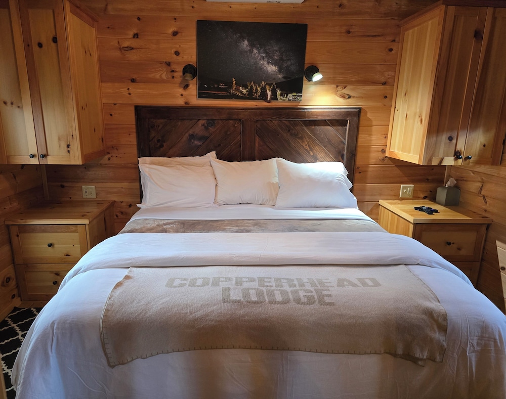 Cabin 2, Deluxe King Bedroom, Hot Tub