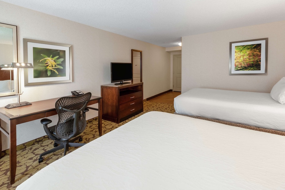 Room, 2 Queen Beds, Accessible (Mobility & Hearing, Roll-In Shower) - Photo 2