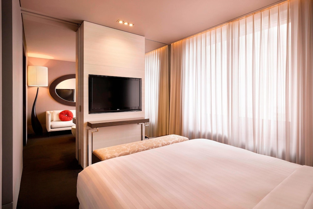 Premier Suite, 1 King Bed - Photo 3