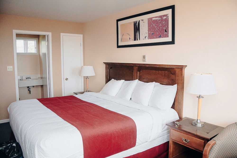 Larger Room with King Bed, Lake View photo 2