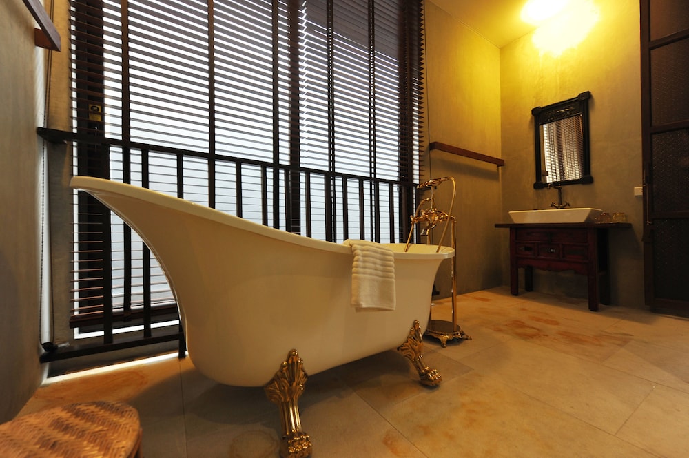 Deluxe Family Room, Canal View photo 2
