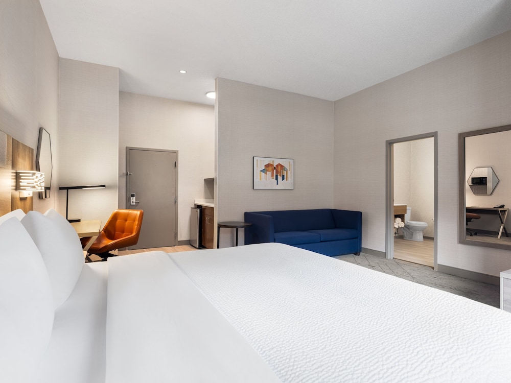 Suite, 1 King Bed, Accessible (Communications) - Photo 2