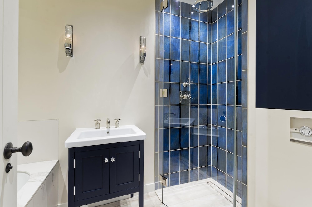 Stunning 5 bed Fulham Home w Indoor Pool Sauna and Private Garden, Photo 33