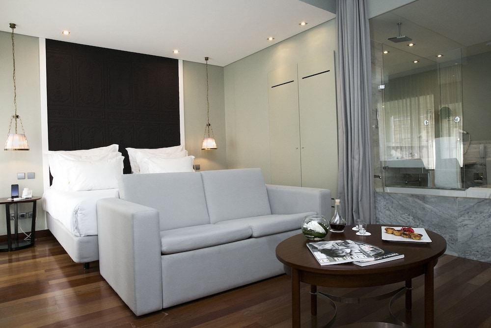 Deluxe Triple Room (King Size Bed)