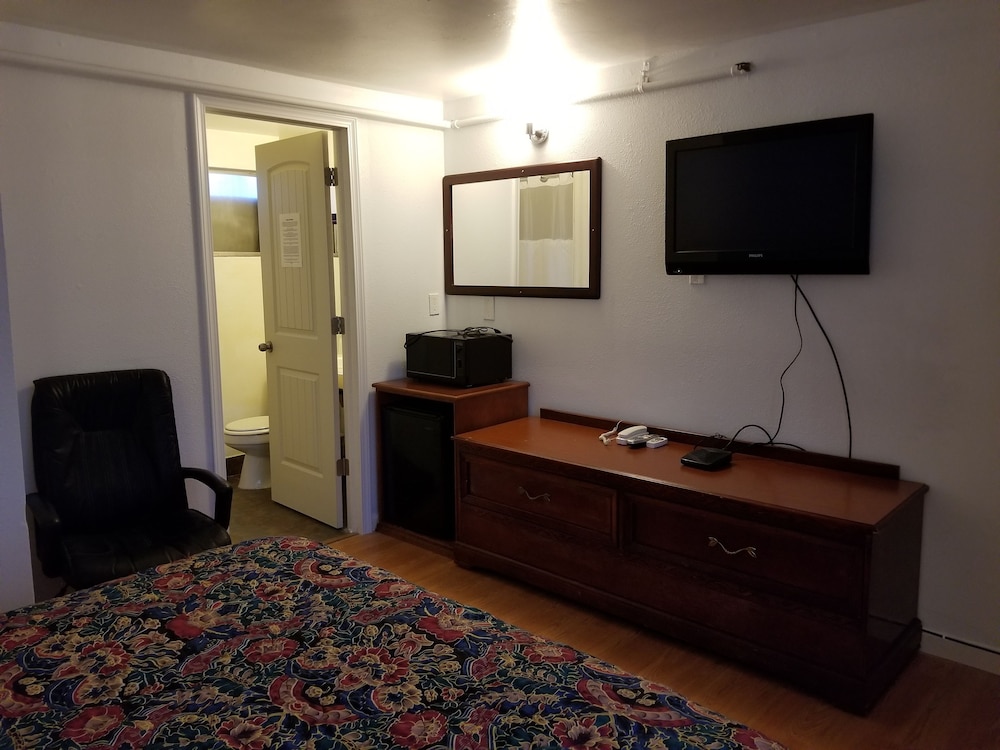 Economy Single Room, 1 Queen Bed photo 1