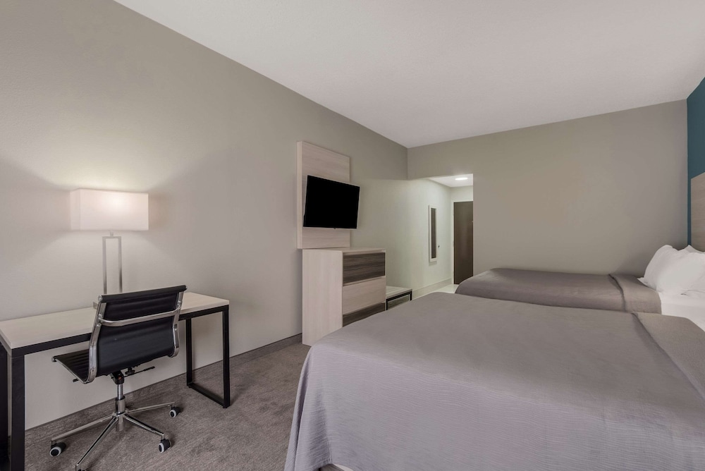 Standard Room, 2 Queen Beds, Non Smoking - Photo 2