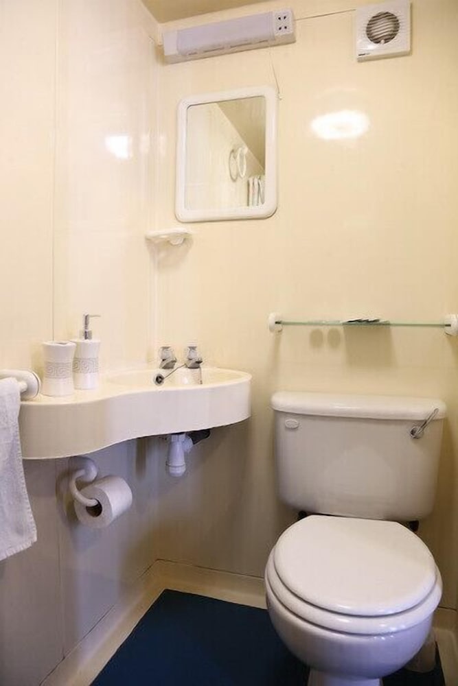Standard Double Room, 1 Bedroom, Non Smoking, Ensuite - Photo 10