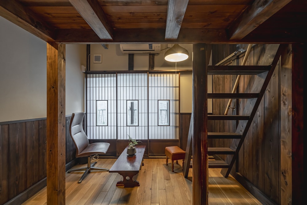 Wooden Family Queen Mezzanine 202, Non Smoking photo 1