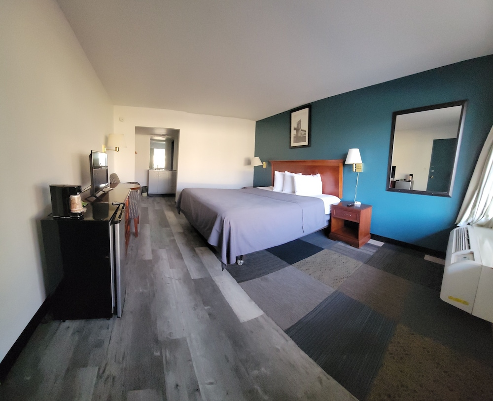 Deluxe Room, 1 King Bed, Non Smoking photo 1