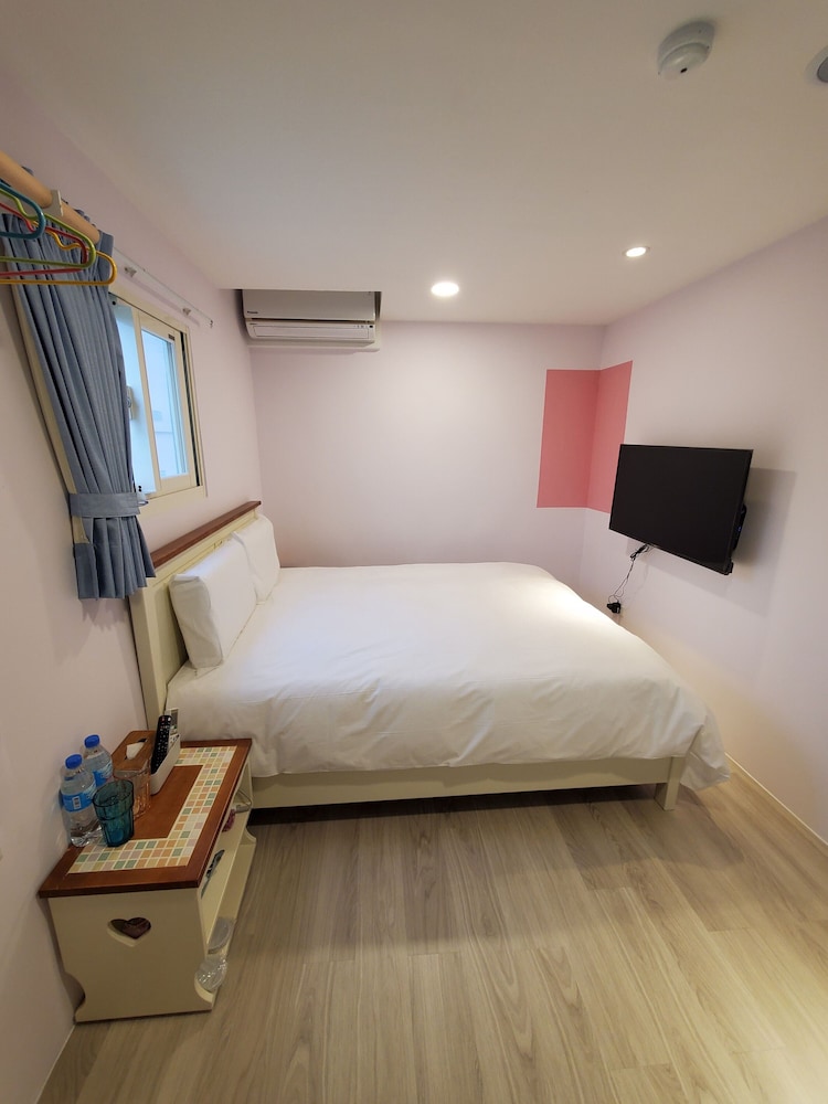 Economy Double Room, Non Smoking - Photo 2