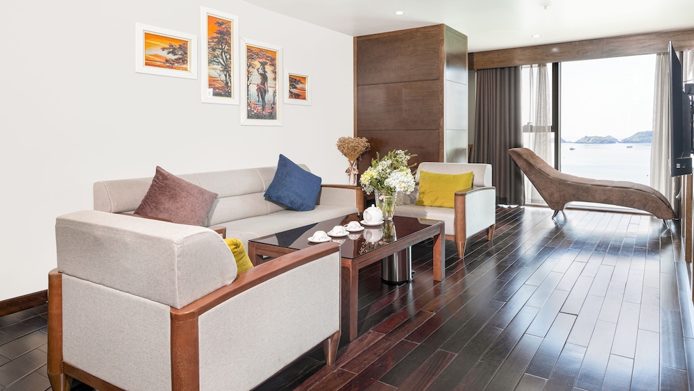 Executive Suite - Photo 3