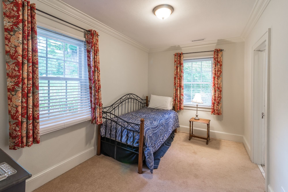 1937 Family Room with Trundle Bed photo 2
