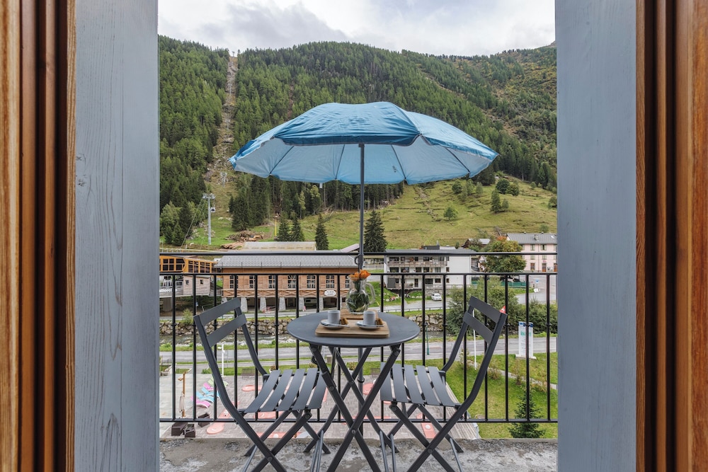 Family Apartment, Multiple Bedrooms, 2 Bathrooms (Vallorcine Buet 52 ski in / ski out)