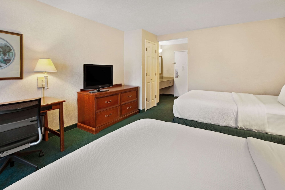 Room, 2 Double Beds, Non Smoking photo 3