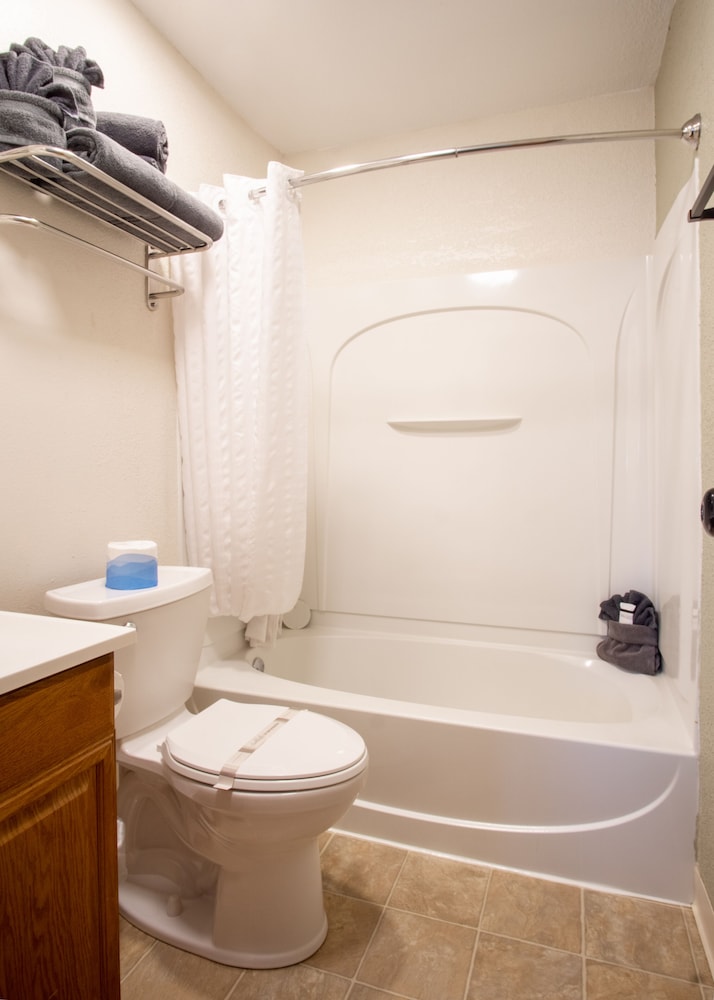 Standard Room, 1 Queen Bed, Pet Friendly photo 2