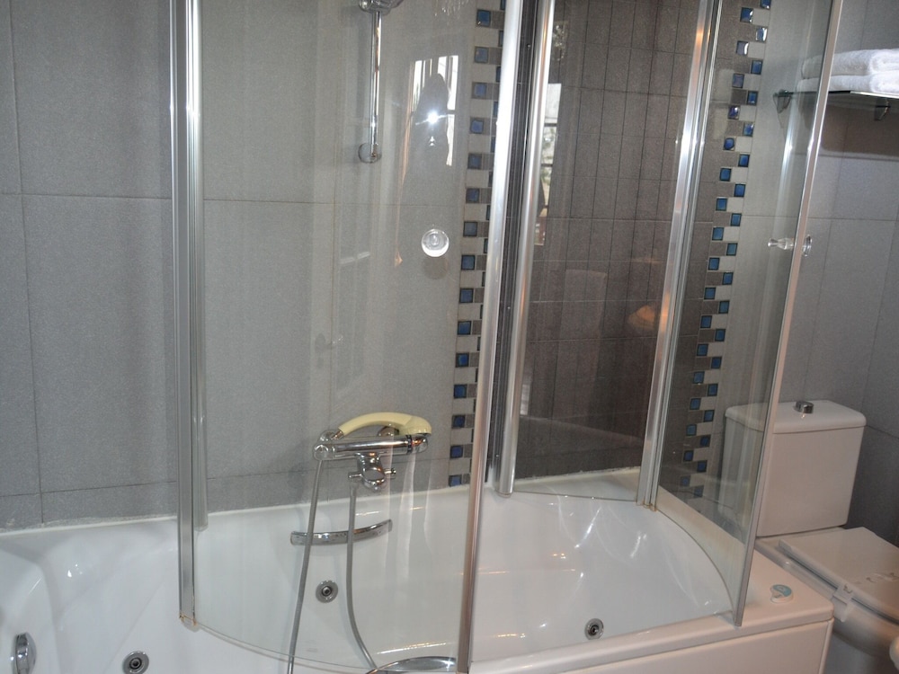 Double or Twin Room, Ensuite photo 2