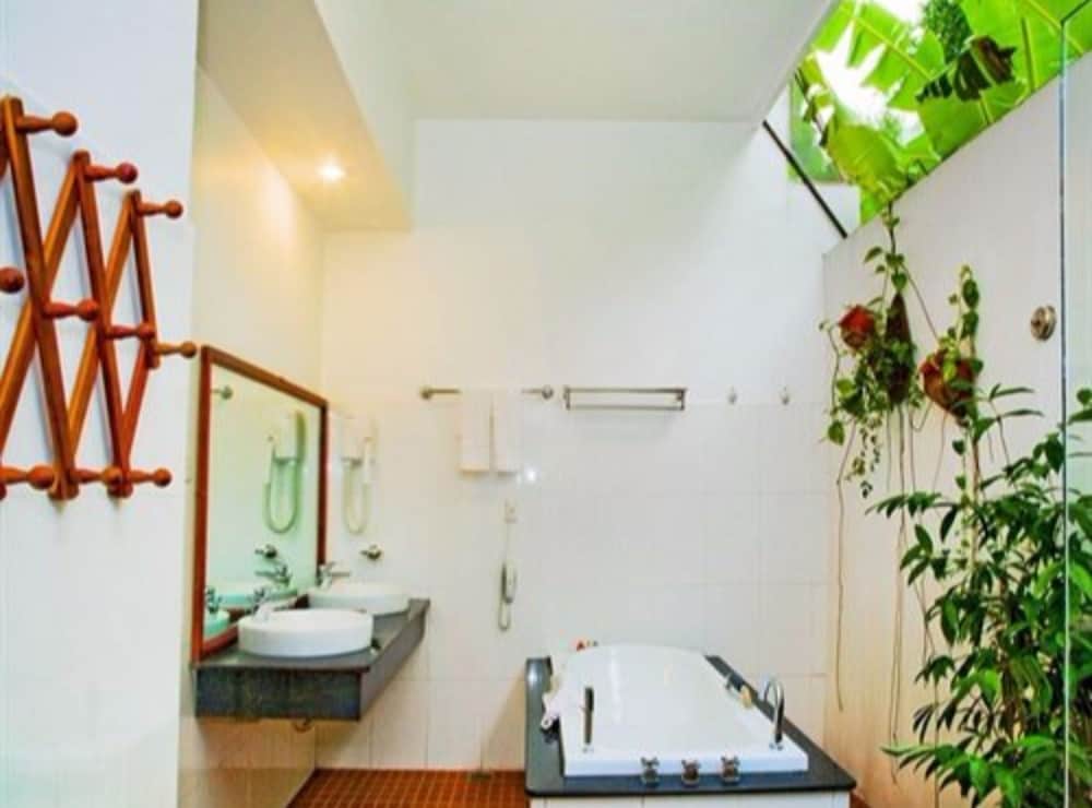 Deluxe Room - Photo 8