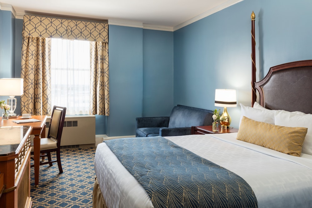 Traditional Room, 1 King Bed with Sofa bed, Accessible photo 2