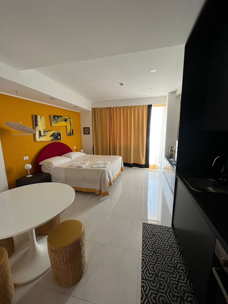 King Room with Roll-In Shower - Disability Access - Photo 2