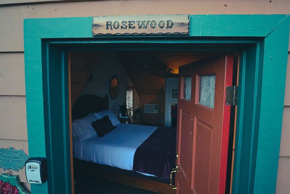 Deluxe Room, 1 Queen Bed photo 2