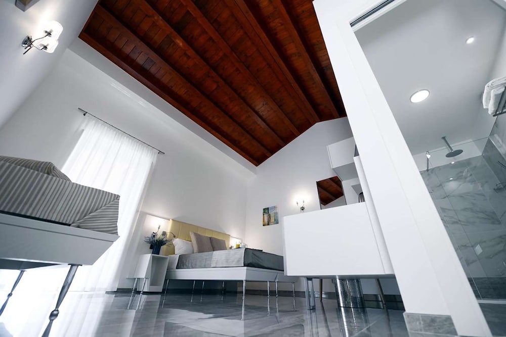 Deluxe Room, Multiple Beds, Non Smoking, Balcony (Converts to 2 Twin Beds)
