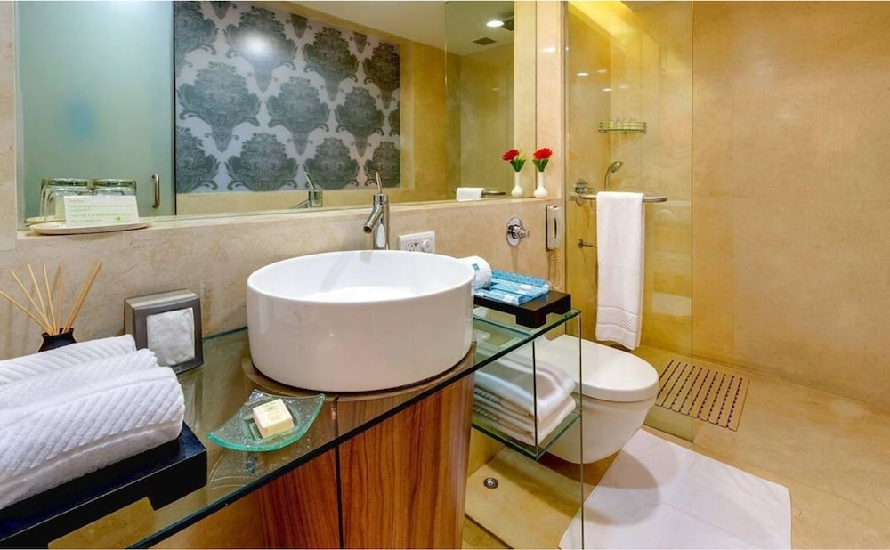 Junior Suite, Executive Lounge Access, Pool View - Photo 5