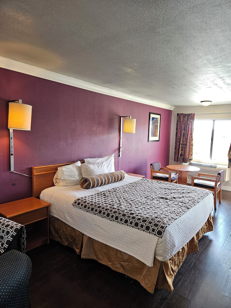 Standard Room, 1 King Bed photo 3